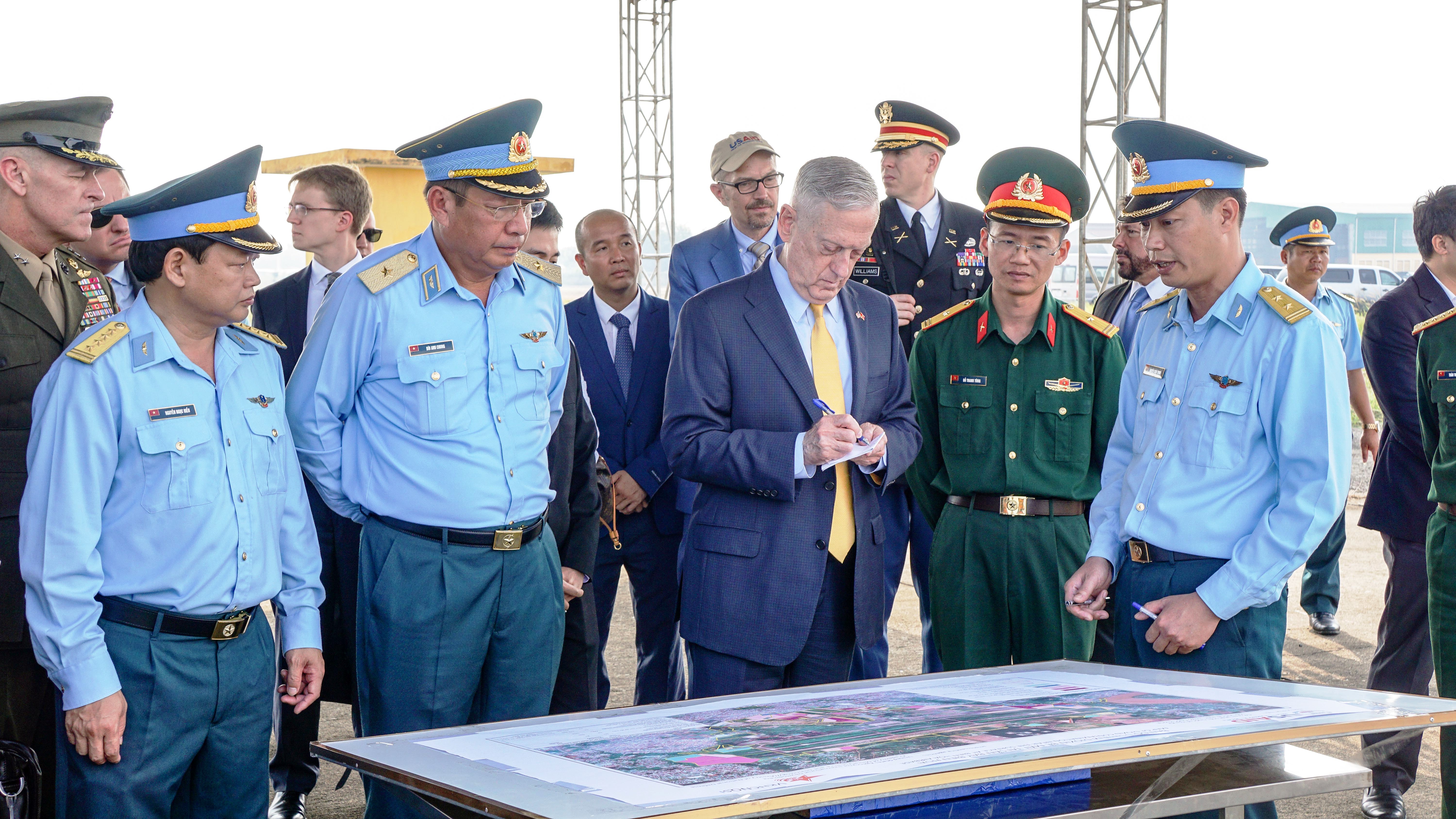 Bộ trưởng Quốc phòng Hoa Kỳ James Mattis thăm, khảo sát Khu xử lý môi trường ô nhiễm dioxin tại Sân bay Biên Hòa